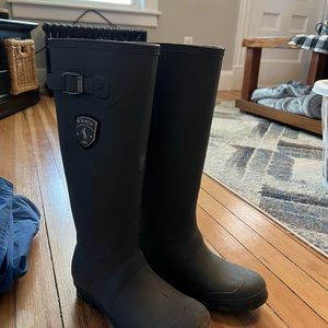 Ladies Kamik rain boots size 7, worn only a few times